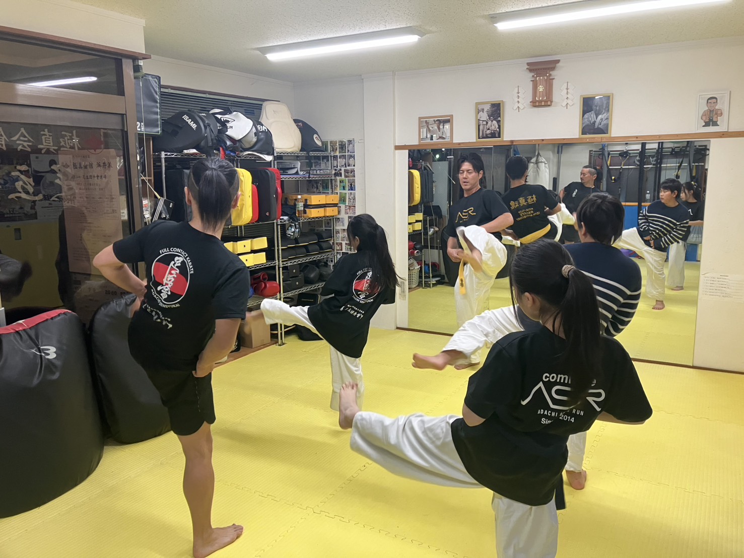 みんなで稽古する風景